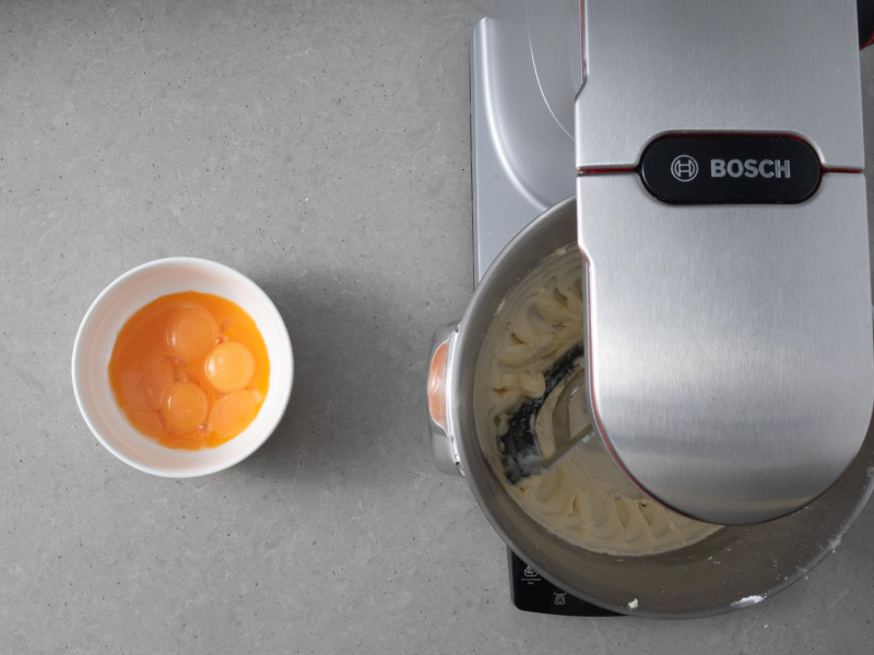 W miseczce żółtka. A w misie miksera utarte masło z cukrem.