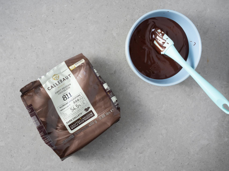 Opakowanie czekolady Callebaut i obok rozpuszczona czekolada.