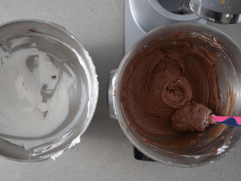 W jednej misie ubite białka, a w drugiej masa czekoladowa.