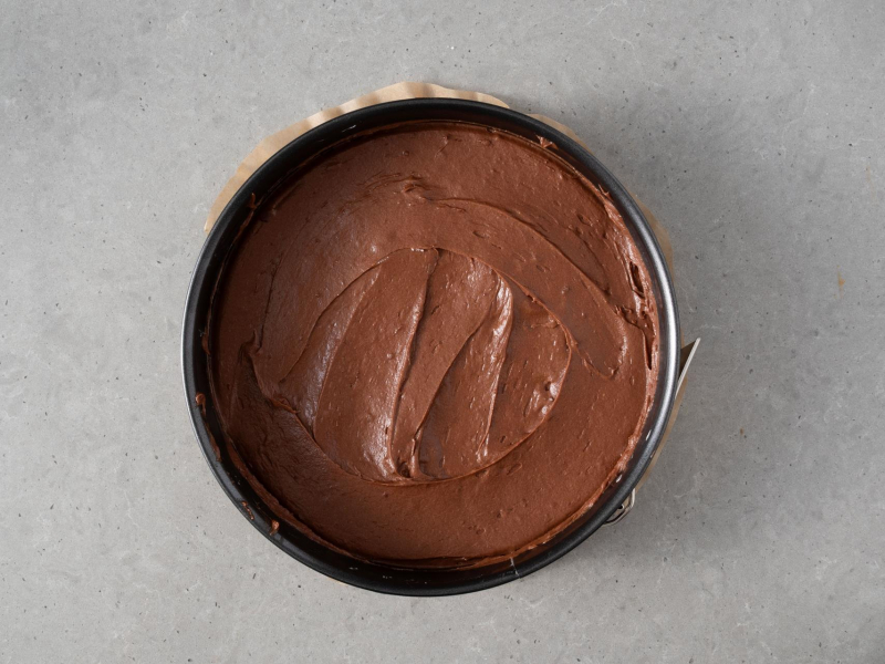 Ciasto czekoladowe przez upieczeniem.