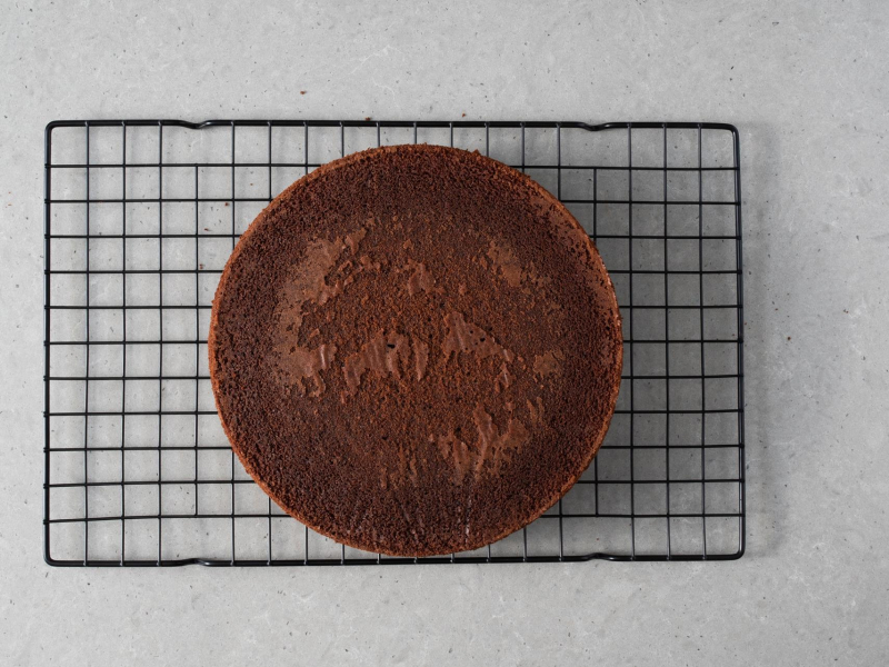 Upieczone ciasto czekoladowe.