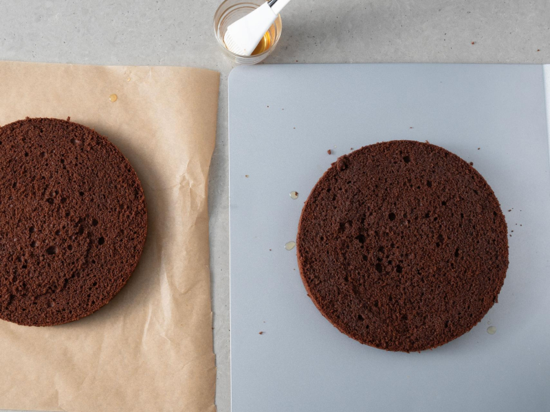 Ciasto czekoladowe przekrojone na dwa blaty.