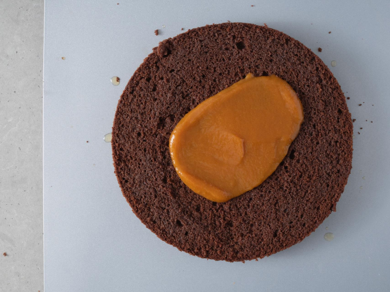 Czekoladowy blat z dżemem morelowym.