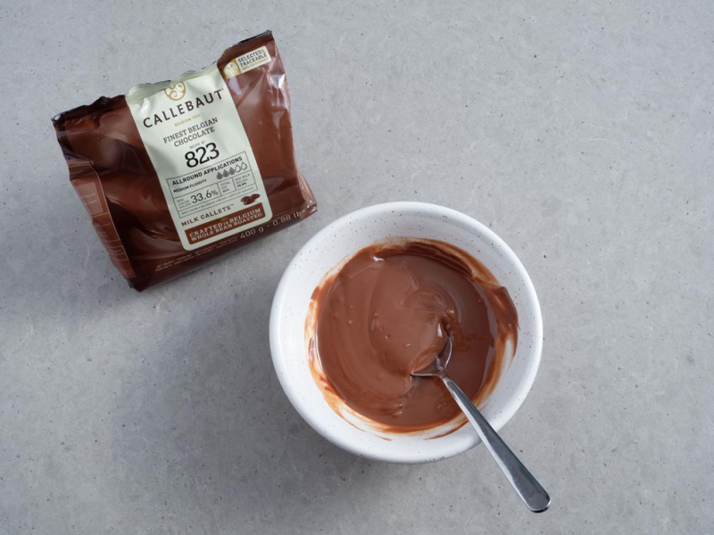 w miseczce rozpuszczona czekolada Callebaut
