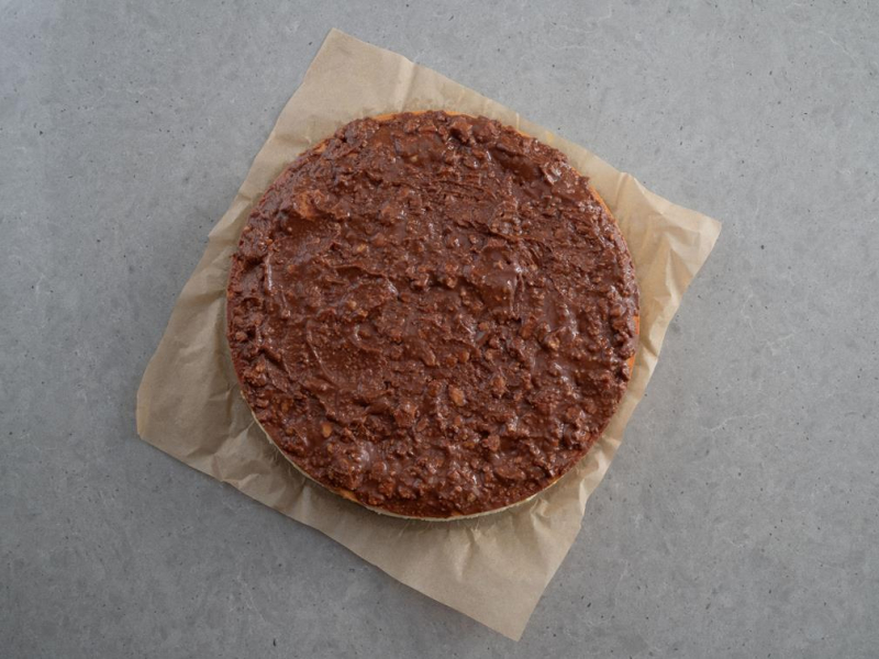 upieczony sernik z ciasteczkowym spodem i polew膮 czekoladow膮 z pokruszonymi ciasteczkami