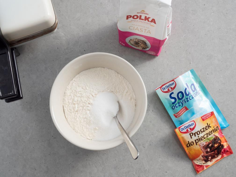 w misce mąka, soda, proszek do pieczenia Dr.Oetkera