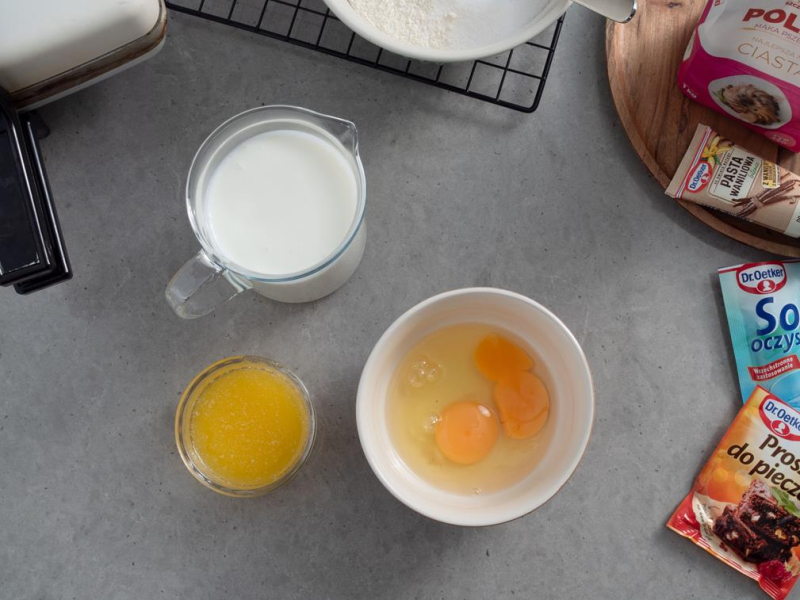 w misce jajka, maślanka i roztopione masło na gofry na maślance