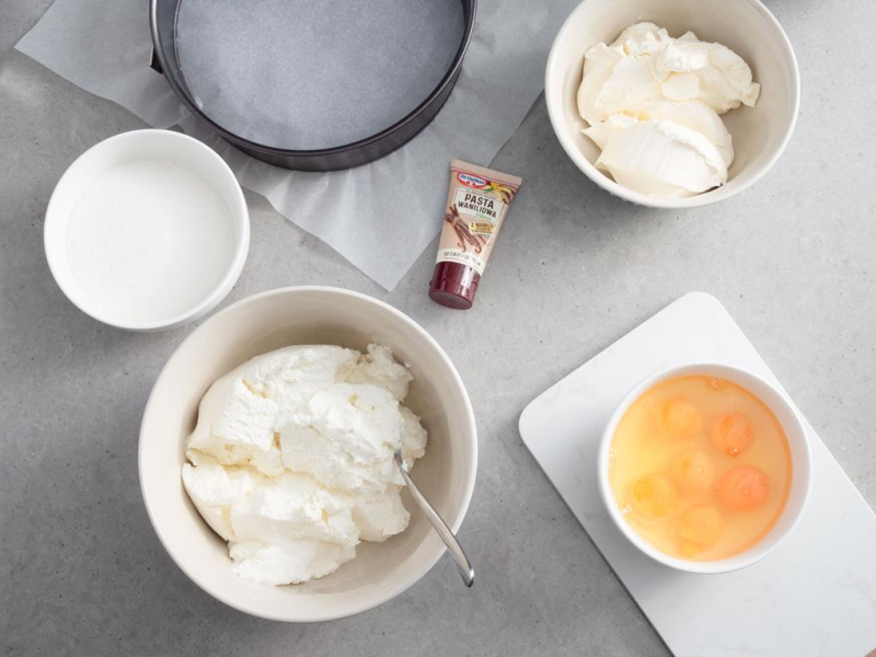 na blacie składniki na pieczony sernik z mascarpone