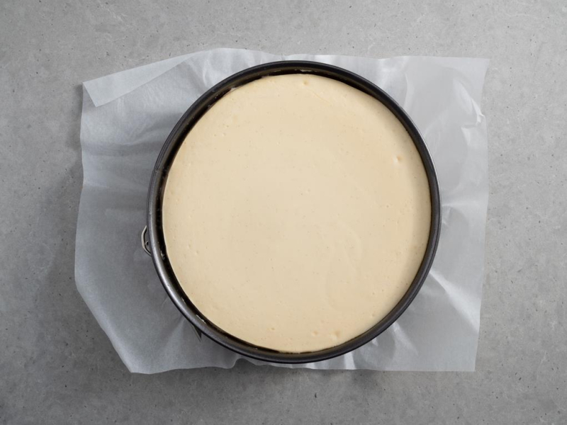 w tortownicy upieczony sernik mascarpone