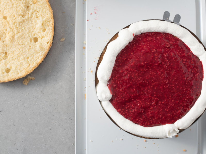 W rancie cukierniczym frużelina malinowa i tama z kremu śmietankowego.