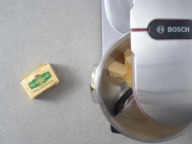 W misie miksera miękkie masło.