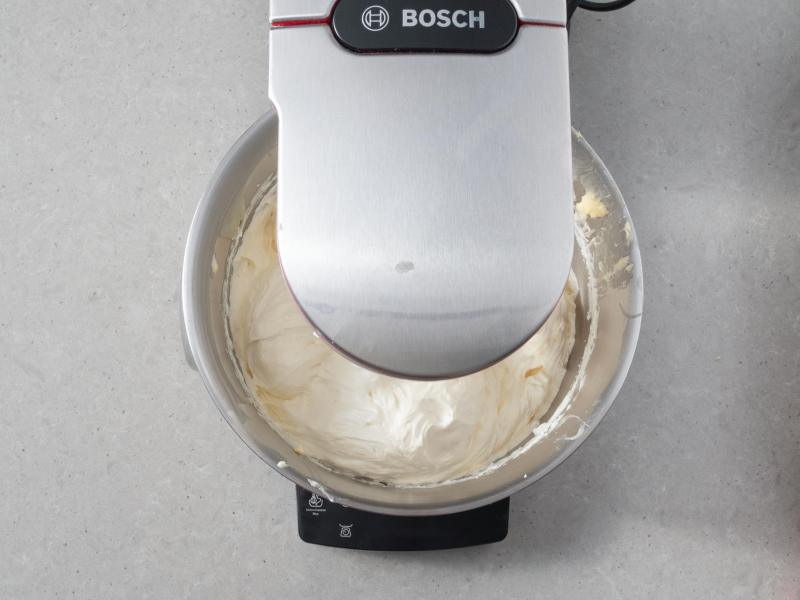 W misie miksera ubity krem maślany z białą czekoladą.