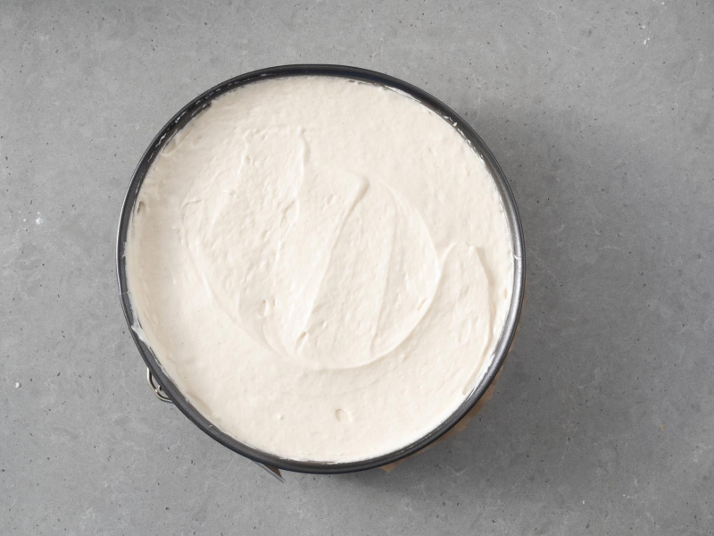 Biszkopt w formie przed upieczeniem.