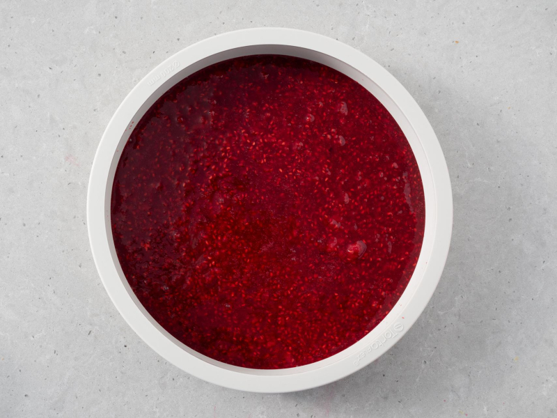 Żelka malinowa w formie silikonowej.