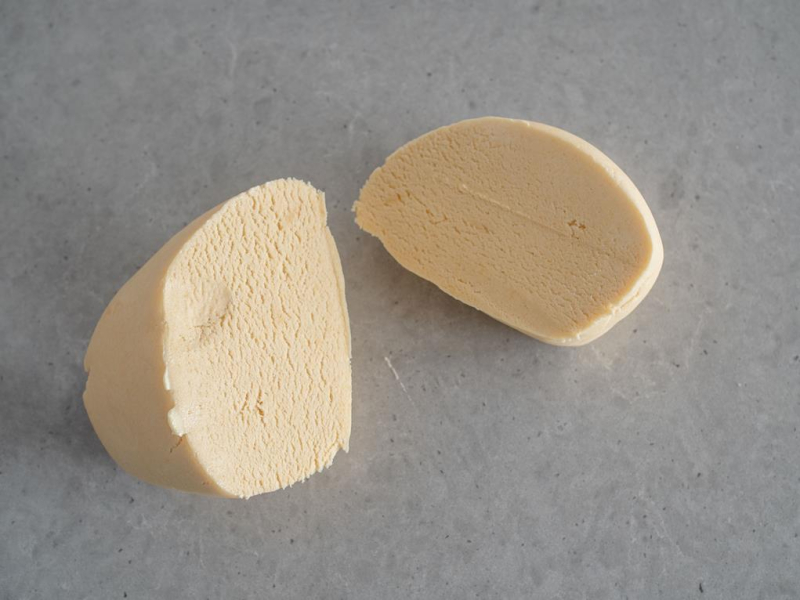 zagniecione ciasto kruche przekrojone na dwa kawałki