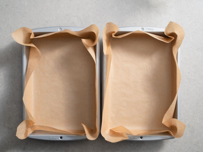 dwie formy obok siebie wyłożone papierem do pieczenia