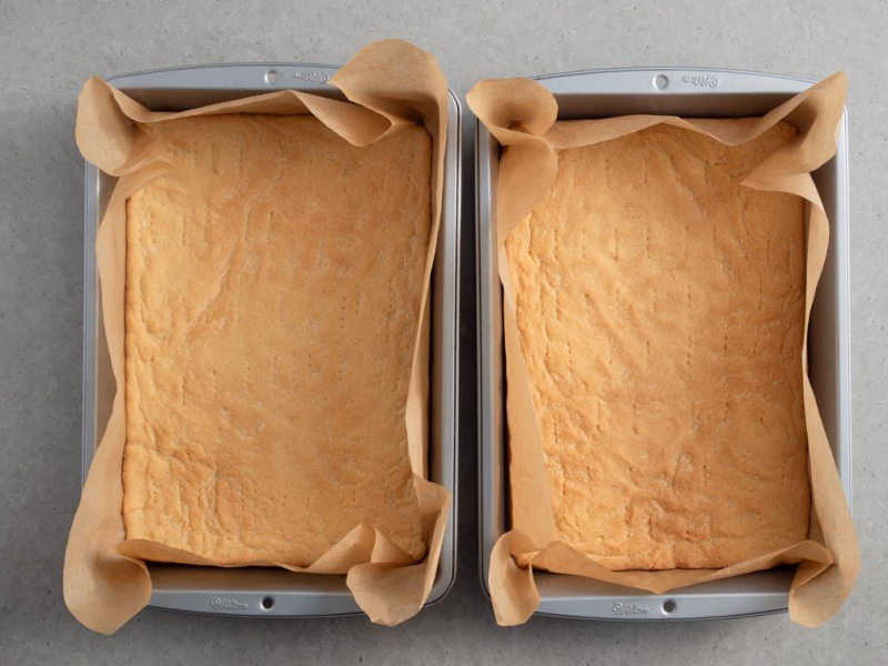 upieczone dwa blaty ciasta w formach wyłożonych papierem do pieczenia