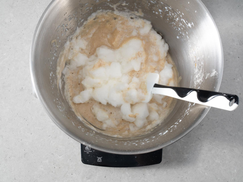 Połączenie masy z ubitymi białkami.