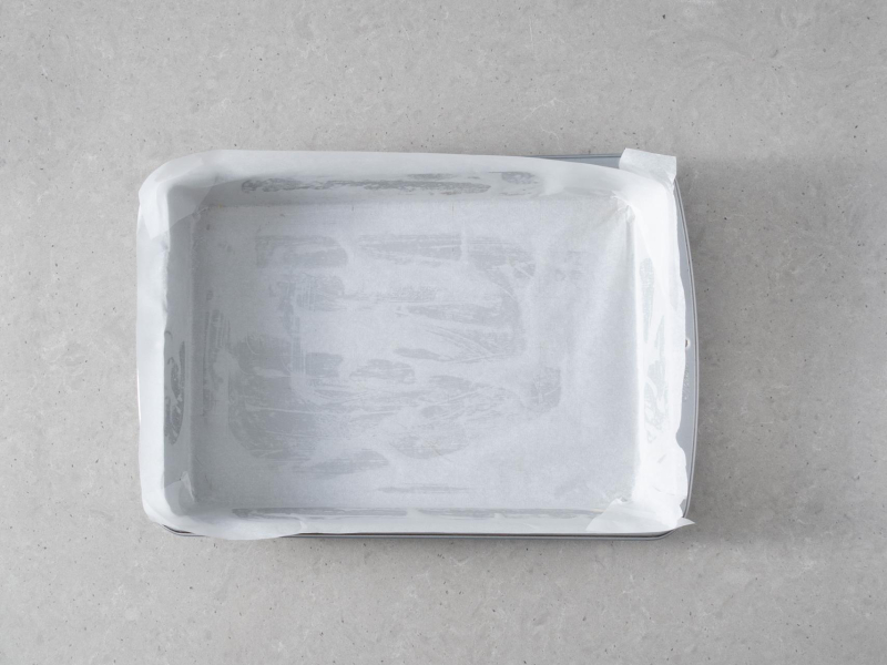 Prostokątna forma wyłożona papierem do pieczenia.