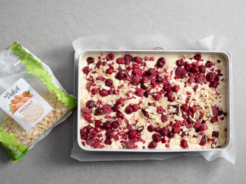 w formie nieupieczone ciasto z budyniem i owocami i migdały z płatkach Bakal