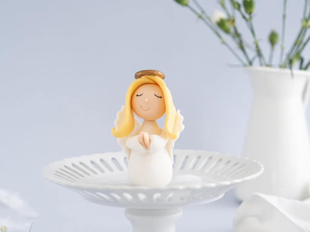figurka aniołek z masy cukrowej