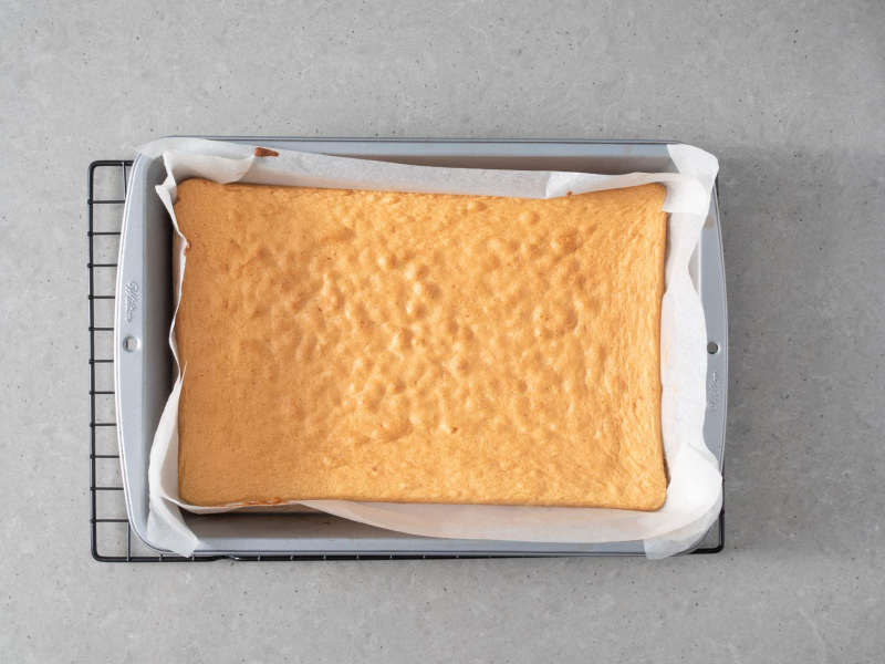 Upieczone ciasto na kokosanki w czekoladzie.