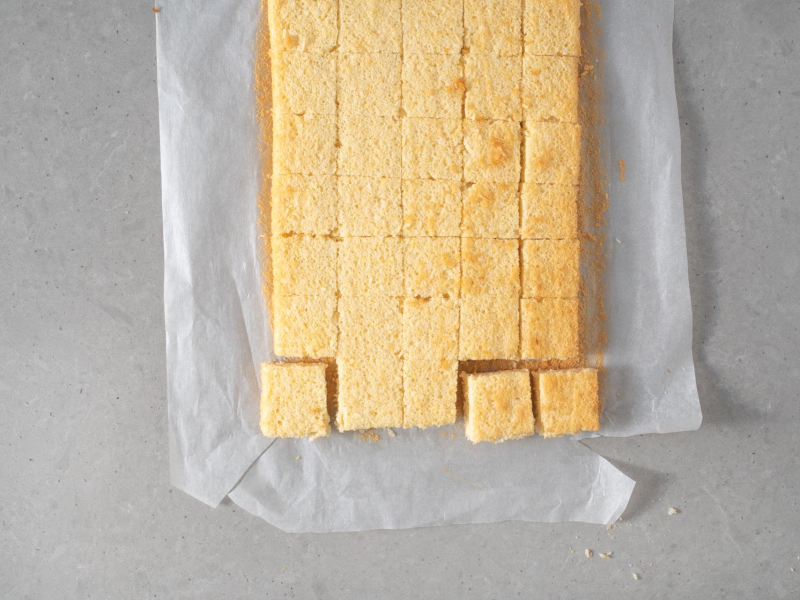 Pokrojone ciasto na kokosanki w czekoladzie.