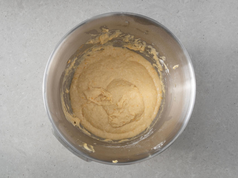 Zagniecione ciasto drożdżowe.