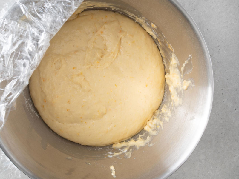 Wyrośnięte ciasto drożdżowe.