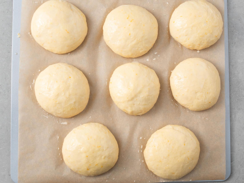 Wyrośnięte bułeczki maritozzi.