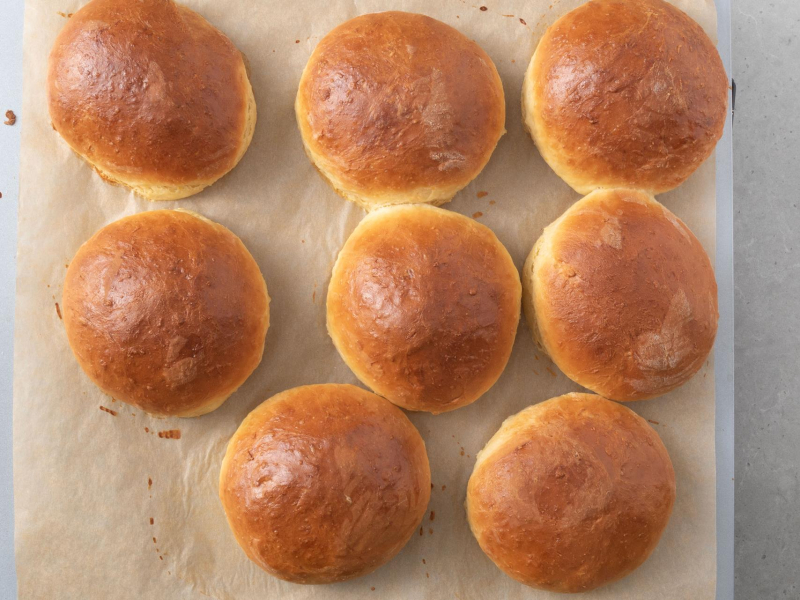 Upieczone bułeczki maritozzi.