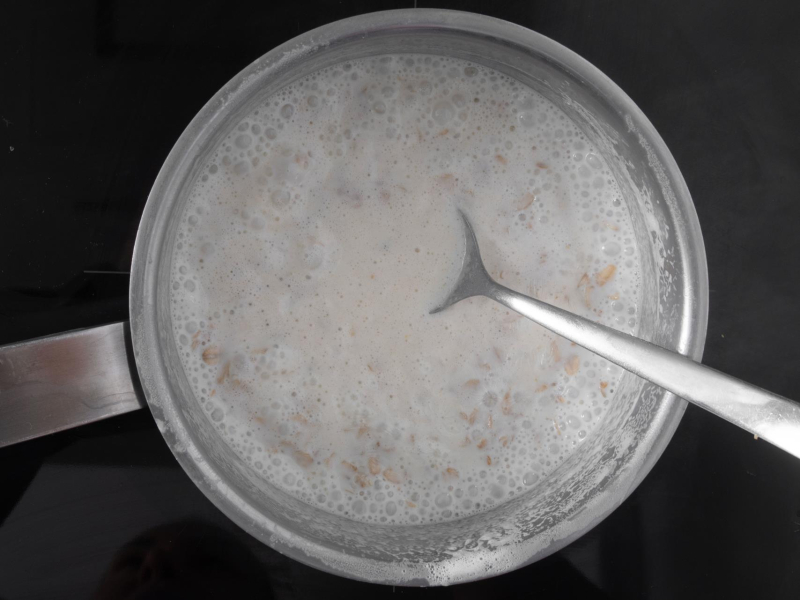 Gotująca się owsianka na mleku.