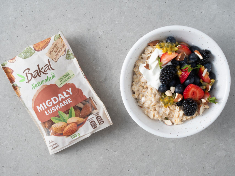 Owsianka na mleku z jogurtem, owocami i migdałami.