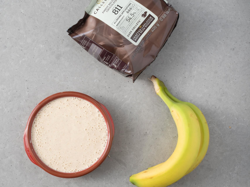 W miseczce mieszanka na pieczoną owsiankę. Obok banany i czekolada belgijska.