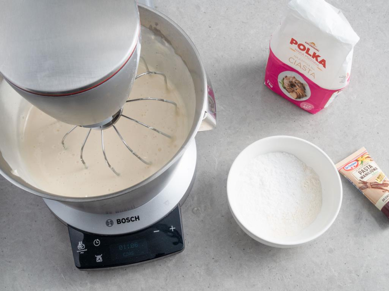 na blacie kuchennym robot bosch ze składnikami na sernik z mascarpone