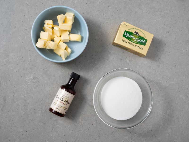 masło Kerrygold, cukier w miseczce i ekstrakt waniliowy Taylor