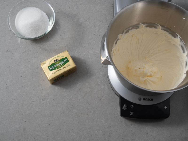 W misie robota kuchennego miękkie masło oraz cukier.