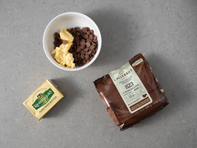 czekolada mleczna callebaut i pokrojone masło Kerrygold w miseczce