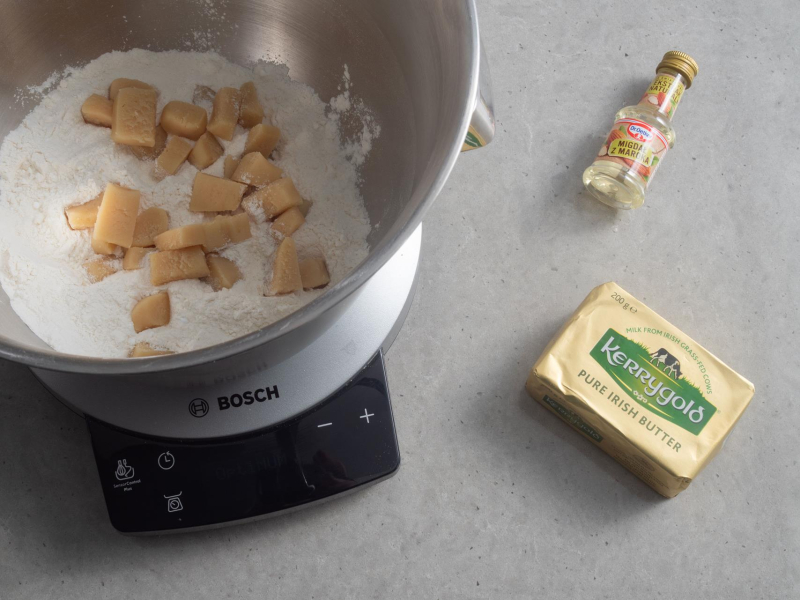 W misie robota kuchennego składniki na ciasteczka marcepanowe. Obok ekstrakt migdałowy i masło kerrygold.