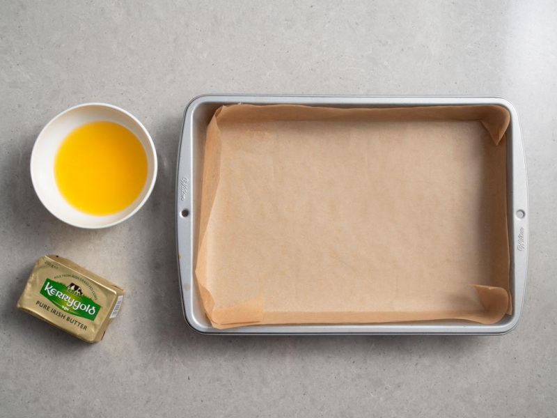forma wyłożona papierem do pieczenia, w miseczce rozpuszczone masło Kerrygold