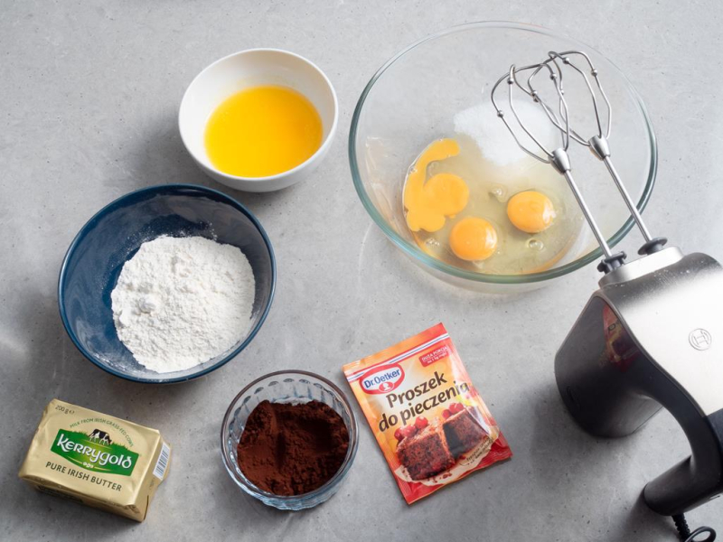 na blacie miseczki z mąką i kakao, proszkiem do pieczenia, masło Kerrygold i ubite jajka w szklanej misce