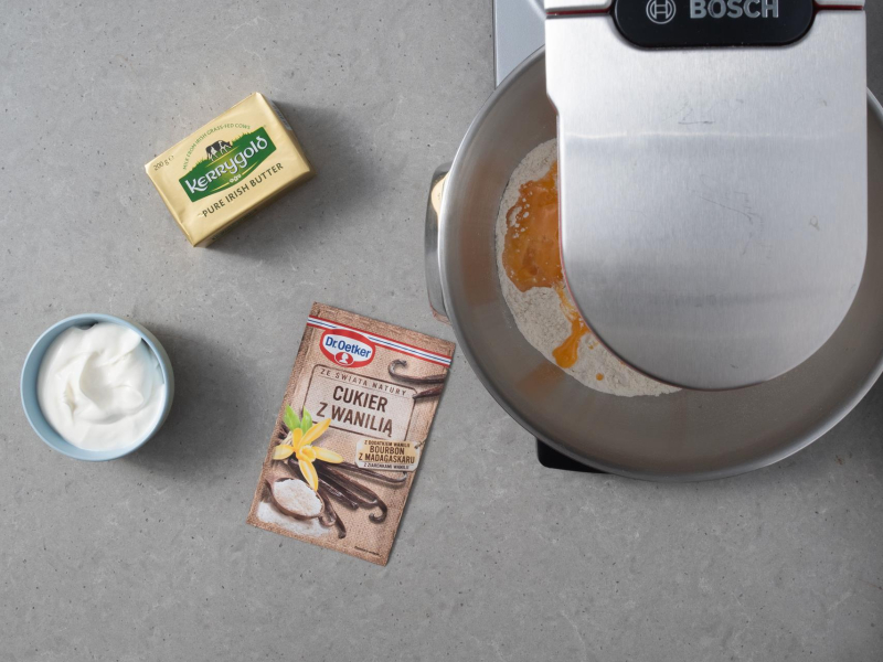 mąka, żółtka, śmietana, cukier z wanilią Dr. Oetkera, masło irlandzkie Kerrygold