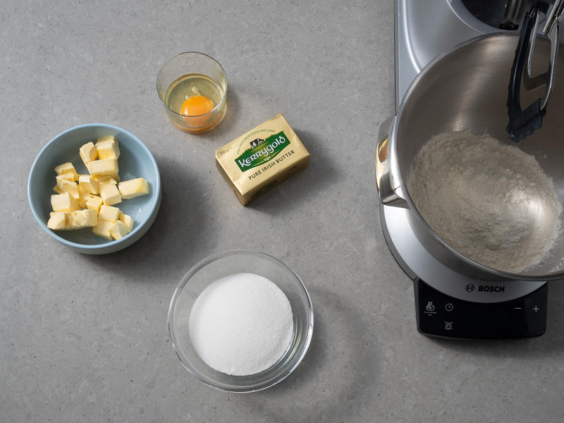 w misce mąka, masło kerrygold w miseczce rozmącone jajko