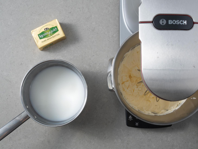 w rondelku gorące mleko, w misie miksera masa z żółtek