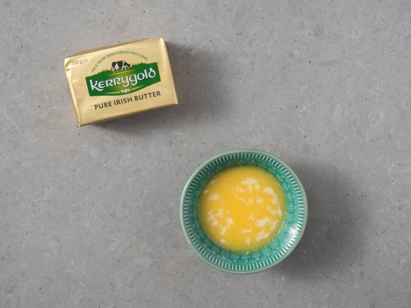 Na blacie kuchennym masło Kerrygold rozpuszczone