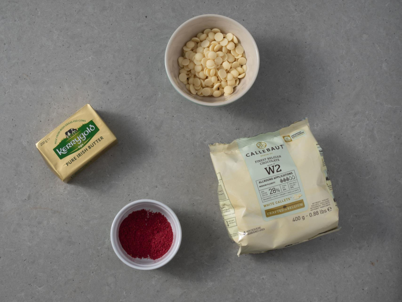 w miseczkach czekolada biała Barry Callebaut, masło irlandzkie Kerrygold i liofilizowane maliny