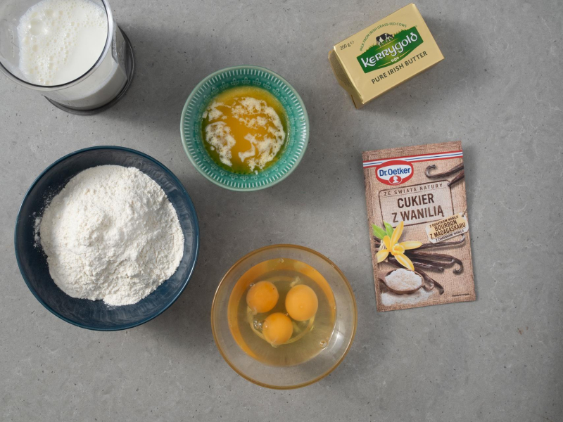 w miseczkach składniki na naleśniki francuskie, masło Kerrygold i cukier z wanilią Dr.Oetkera