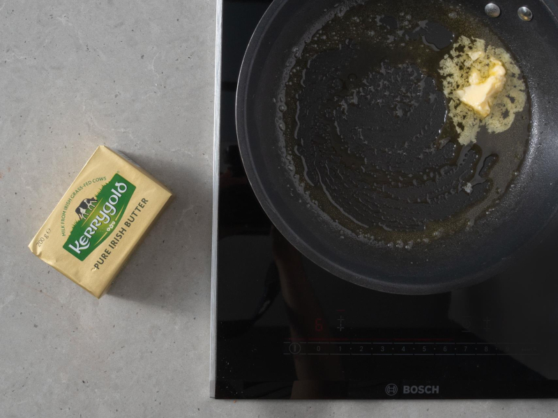 Patelnia wysmarowana masłem.