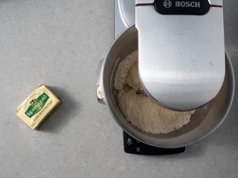 w robocie kuchennym bosch zagniatane ciasto  drożdżowe obok masło