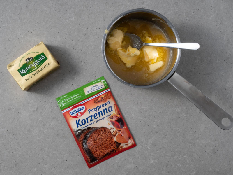 W garnku miód. Obok masło kerrygold oraz przyprawa korzenna Dr. Oetkera.